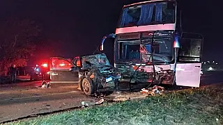 Homem morre ao bater carro de frente com ônibus