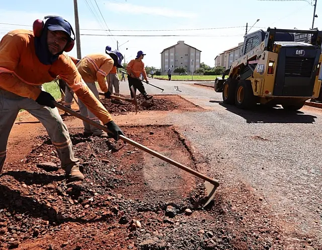Marçal espera tempo firmar para tapar buracos e recapear bairros