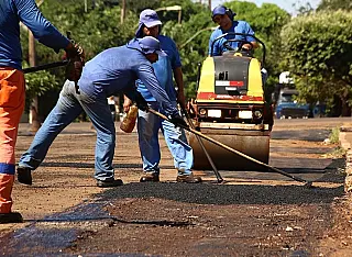 Prefeitura 'pega o jeito' e acelera serviços de tapa-buracos em Dourados