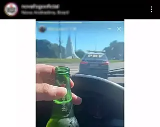 Motorista tira foto com garrafa de cerveja ao volante, atrás de viatura da PRF e toma bronca
