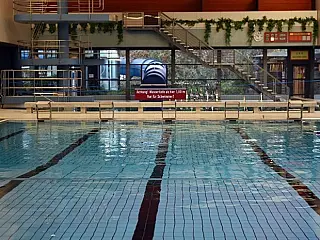 Após assédio cidade alemã veta acesso de refugiados a piscina