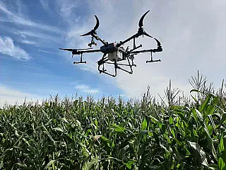 Drone já é usado em pulverização de área agrícola