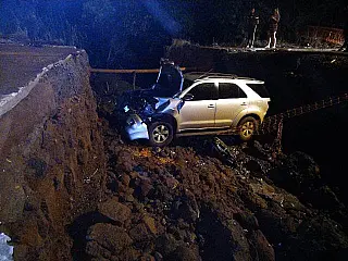 Carro cai em cratera