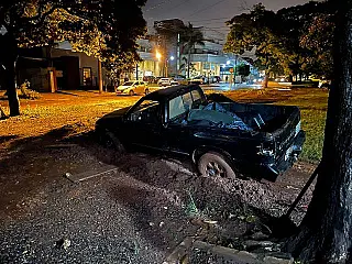Carro cai em vala da Sanesul