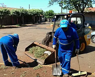 Ruas do Campo Dourado recebem tapa-buraco e serviços de limpeza