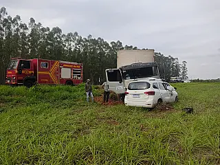 Caminhão invade pista contrária, bate de frente com carro e deixa quatro mortos