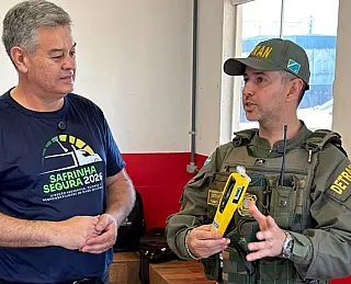 Agentes do Detran orientam trabalhadores de empresa