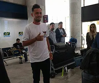 Diego Alves, nova contratação do Flamengo chega ao Rio de Janeiro