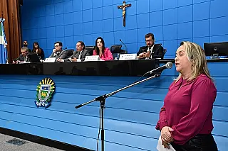 Após denúncias, Lia pede explicações sobre pagamento do Piso