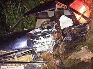Homem morre ao bater carro com carreta quando voltava de festa