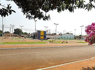 Murilo entrega asfalto e praça a moradores do Parque do Lago