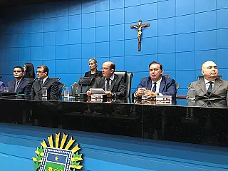 Barbosinha entrega comenda a douradenses