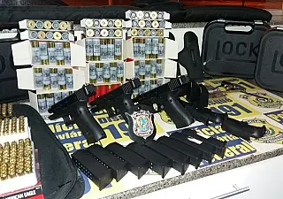 Homens são presos com armas que levariam para o Rio