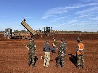 Comandante de Grupo de Engenharia do Exército inspeciona obras em aeroporto