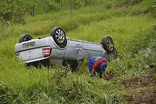 Veículo capota após aquaplanar e motorista perder o controle na BR-163