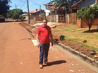 Pedro Pepa festeja conquista do asfalto na Chácaras Caiuás