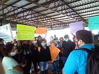 Prefeito não recebe servidores em terceira manifestação realizada contra a atual gestão