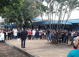 Servidores do Hospital da Vida promovem manifesto em Dourados
