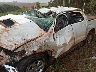 Fazendeiro fica ferido ao capotar caminhonete
