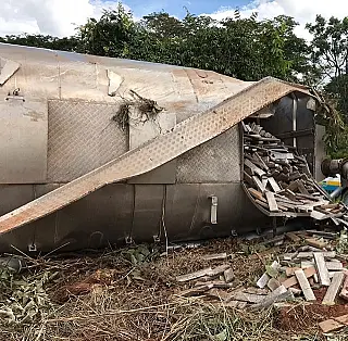 Condutor desobedece ordem de parada e acaba tombando caminhão-tanque recheado de maconha na MS-377