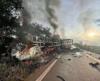 Dois mortos e um caminhão incendiado na rodovia