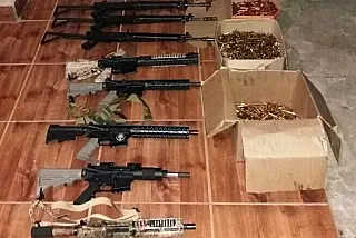 Rapaz é preso com arsenal de guerra escondido em motor de caminhonete