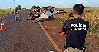 Mulher morre após carro sair da pista