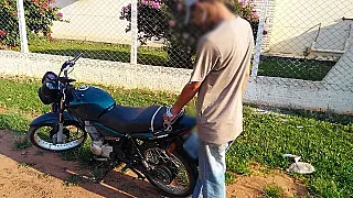 Na Capital suspeito é algemado a moto até ser levado para delegacia