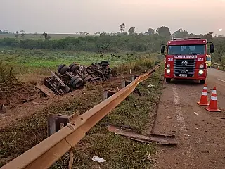 Carreta capota e roda atinge outros três veículos em rodovia