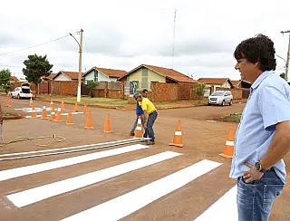 Prefeitura reforça sinalização próximo de área escolar em Dourados