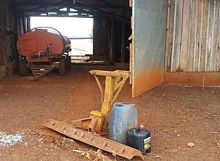 Homem denuncia furto de trator e 40 toneladas de adubo
