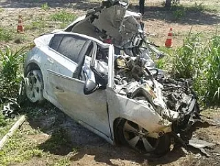 Homem dorme ao volante, bate de frente e morre família inteira