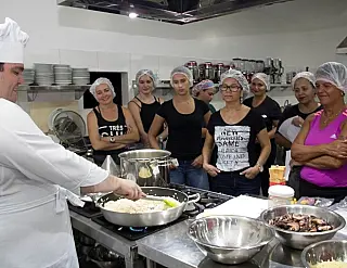 Candidatos a vestibular da Unigran são recebidos com risoto