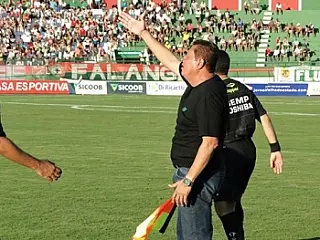 Técnico anuncia despedida do Flu de Feira, rival do Sete, após confronto em Dourados
