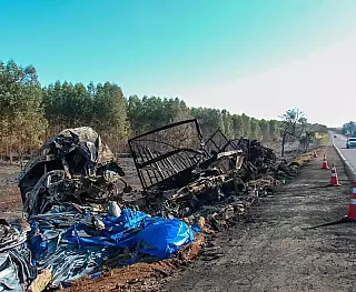 Choque de veículos tem explosão e 4 mortes