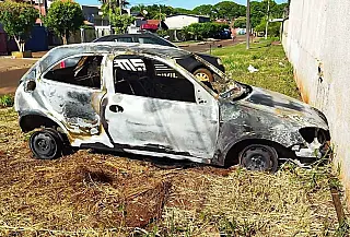 Carro furtado com rapaz e garota de programa é incendiado