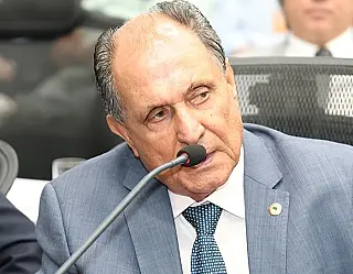 Zé Teixeira pede reparos para escola Reis Veloso