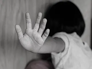 Casal é acusado de agredir criança de 1 ano e 8 meses