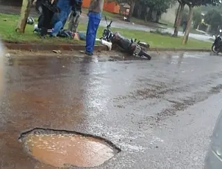 Mulher tenta desviar de buraco e morre ao bater moto em árvore em Dourados