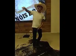 Filho de Aleksandro 'canta' o pai
