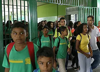 Volta às aulas mobiliza 180 mil estudantes em MS