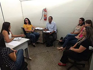 Elias questiona sobre profissionais em psicologia e serviço social na Reme