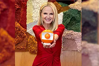 Eliana finalmente coloca crachá da Globo
