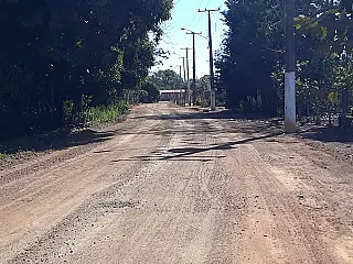 Único distrito ainda sem asfalto, Picadinha é atendida com ação de Barbosinha em Dourados