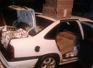Carga com mil pacotes de cigarros é encontrada em carro