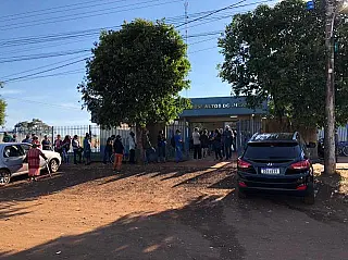 Fila na madrugada e falta de informações marcam programa de vacinação em Dourados