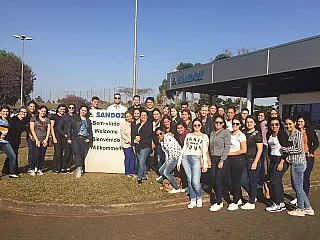 Acadêmicos de Farmácia conhecem indústria de medicamentos no Paraná