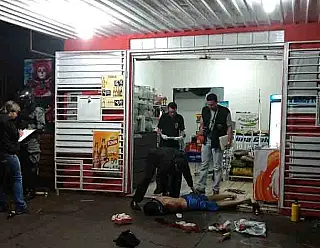 Homem que bebia em conveniência morre com 4 tiros em Dourados