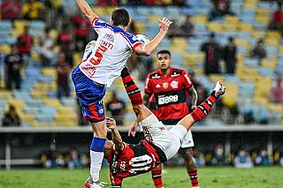 De olho na liderança do Brasileiro, Fla e Bahia jogam no Maracanã