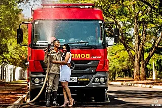 Noivo e bombeiro, soldado usa farda e caminhão em ensaio pré-casamento
